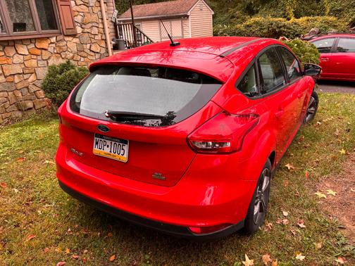 Red 2016 Ford Focus SE
