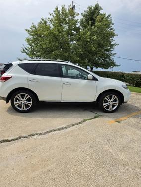 White 2011 Nissan Murano LE