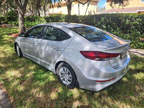 2018 Hyundai ELANTRA SE
