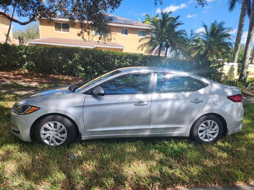 2018 Hyundai ELANTRA SE