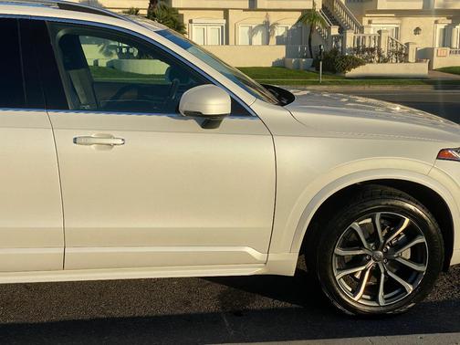 White 2016 Volvo XC90 T6 Momentum