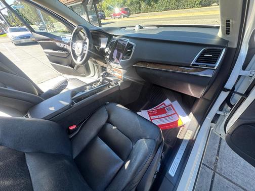 White 2016 Volvo XC90 T6 Momentum