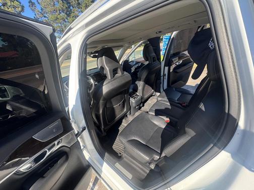 White 2016 Volvo XC90 T6 Momentum