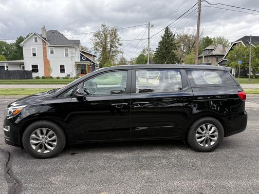 Black 2020 Kia Sedona L