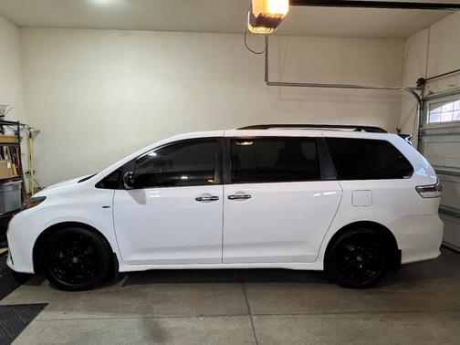 2020 Toyota Sienna SE Premium