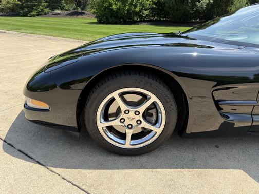 2004 Chevrolet Corvette Base