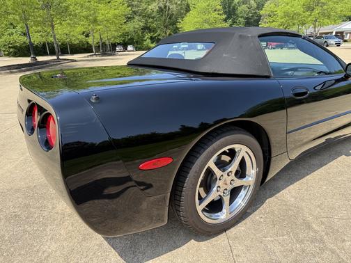 2004 Chevrolet Corvette Base