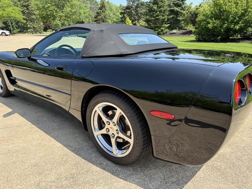2004 Chevrolet Corvette Base