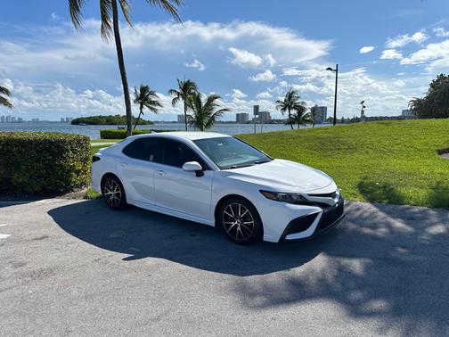 White 2022 Toyota Camry Hybrid SE