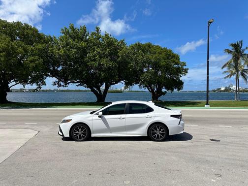 White 2022 Toyota Camry Hybrid SE