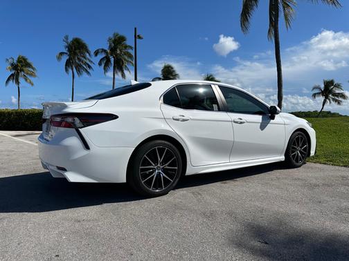 White 2022 Toyota Camry Hybrid SE