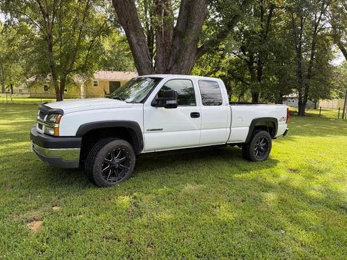 White 2003 Chevrolet Silverado 2500 H/D Extended Cab