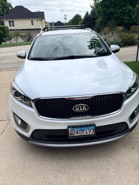 White 2018 Kia Sorento EX