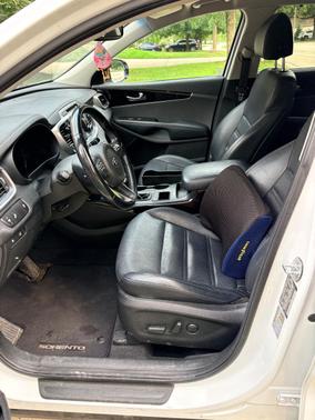 White 2018 Kia Sorento EX