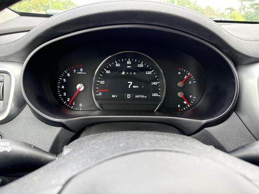White 2018 Kia Sorento EX