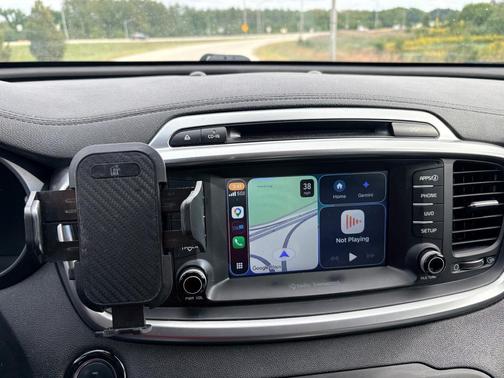 White 2018 Kia Sorento EX