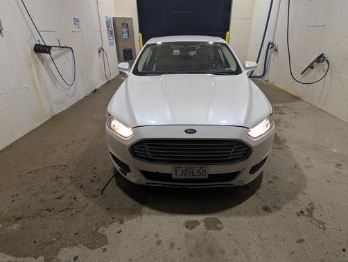 White 2016 Ford Fusion Hybrid SE