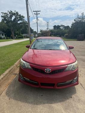 Red 2014 Toyota Camry SE