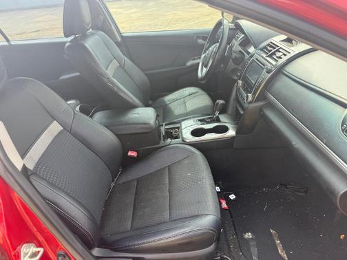Red 2014 Toyota Camry SE