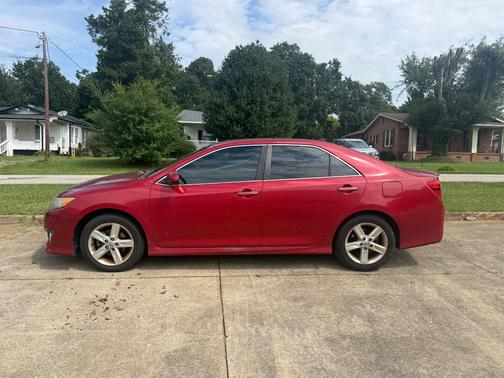 Red 2014 Toyota Camry SE