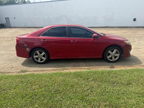 Red 2014 Toyota Camry SE