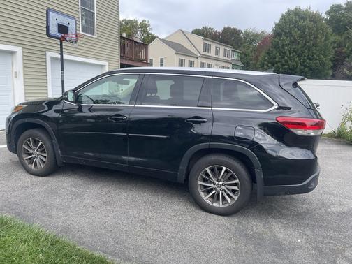 Black 2017 Toyota Highlander XLE