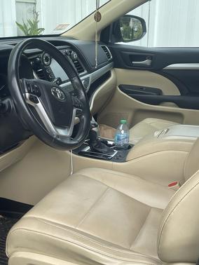 Black 2017 Toyota Highlander XLE