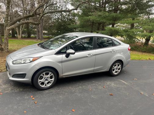 Silver 2014 Ford Fiesta SE