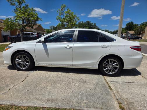 White 2015 Toyota Camry SE