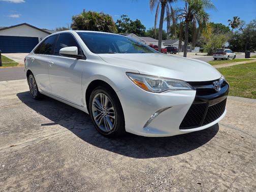 White 2015 Toyota Camry SE