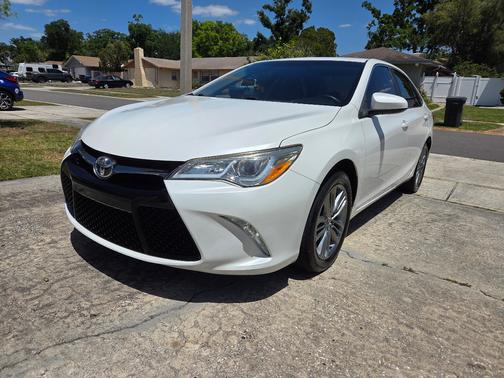 White 2015 Toyota Camry SE