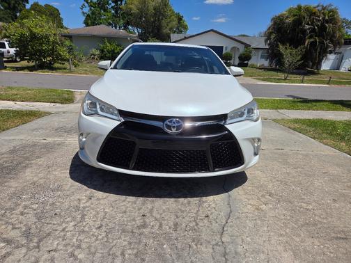 White 2015 Toyota Camry SE