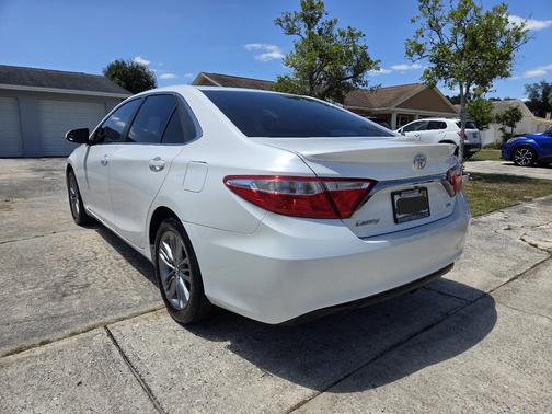 White 2015 Toyota Camry SE