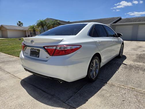 White 2015 Toyota Camry SE