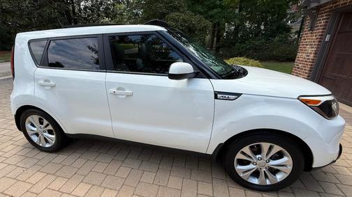 White 2016 Kia Soul +