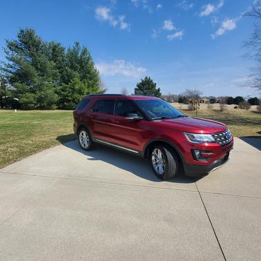 Red 2016 Ford Explorer XLT
