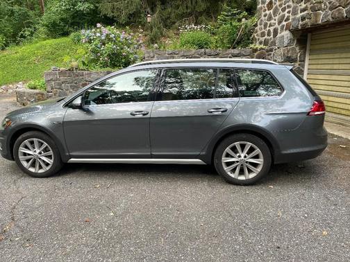 Gray 2018 Volkswagen Golf Alltrack TSI SE