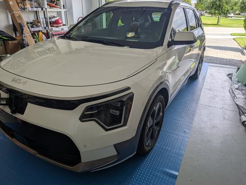 White 2023 Kia Niro EV Wave
