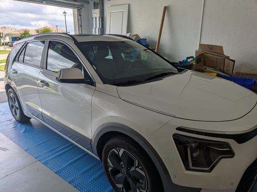 White 2023 Kia Niro EV Wave