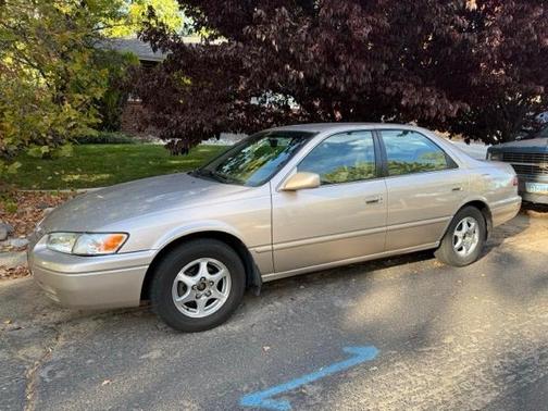 Beige 1998 Toyota Camry XLE