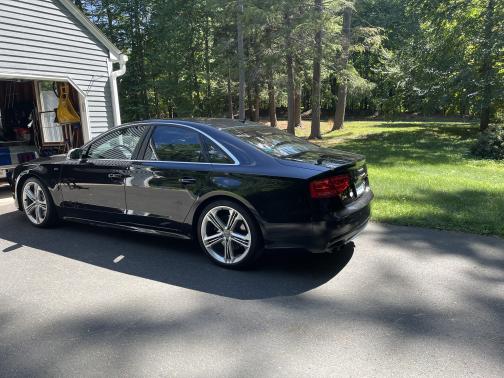 Photo 4 of 10 of 2014 Audi S8 4.0T