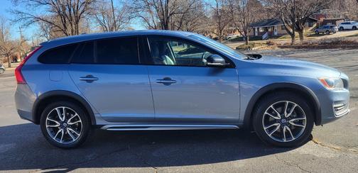 2017 Volvo V60 Cross Country T5 Platinum