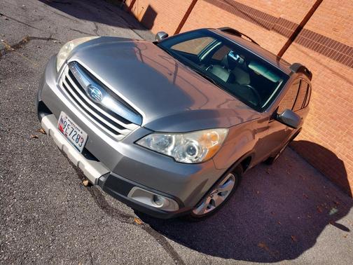 Silver 2011 Subaru Outback 2.5 i Limited