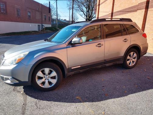 Silver 2011 Subaru Outback 2.5 i Limited