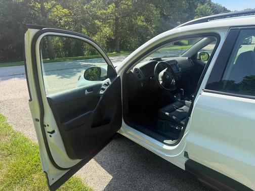 White 2017 Volkswagen Tiguan Limited 2.0T