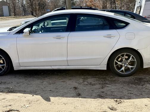 White 2016 Ford Fusion SE