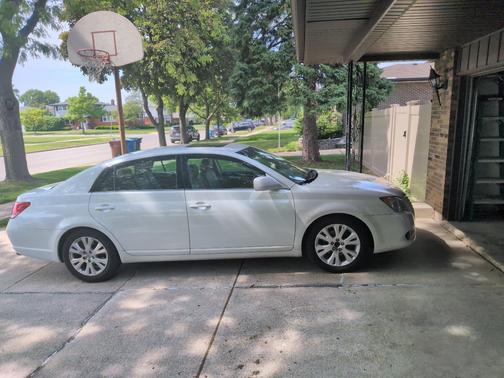 White 2008 Toyota Avalon XLS