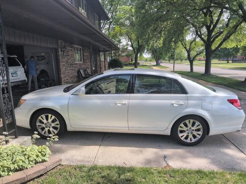 White 2008 Toyota Avalon XLS