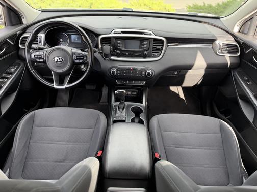 Silver 2016 Kia Sorento LX