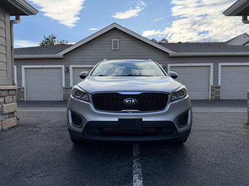 Silver 2016 Kia Sorento LX